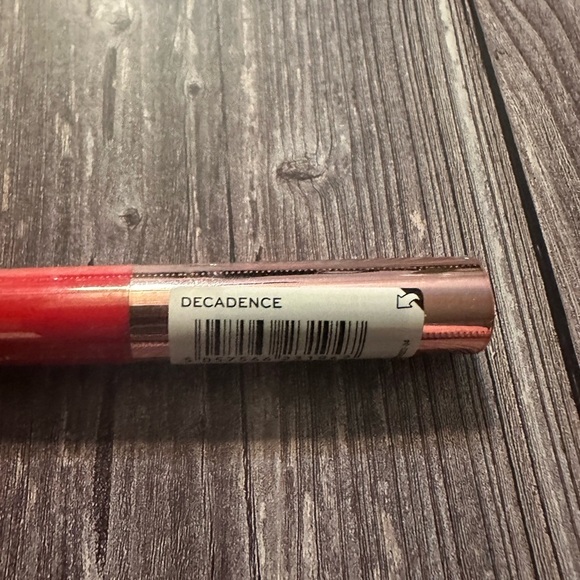 Revolution velvet kiss lip‎ crayon - decadence - Picture 4 of 5